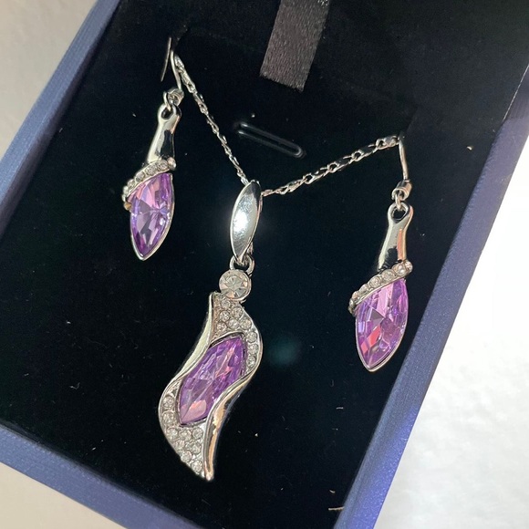 Crystal necklace and earring set - Picture 1 of 6